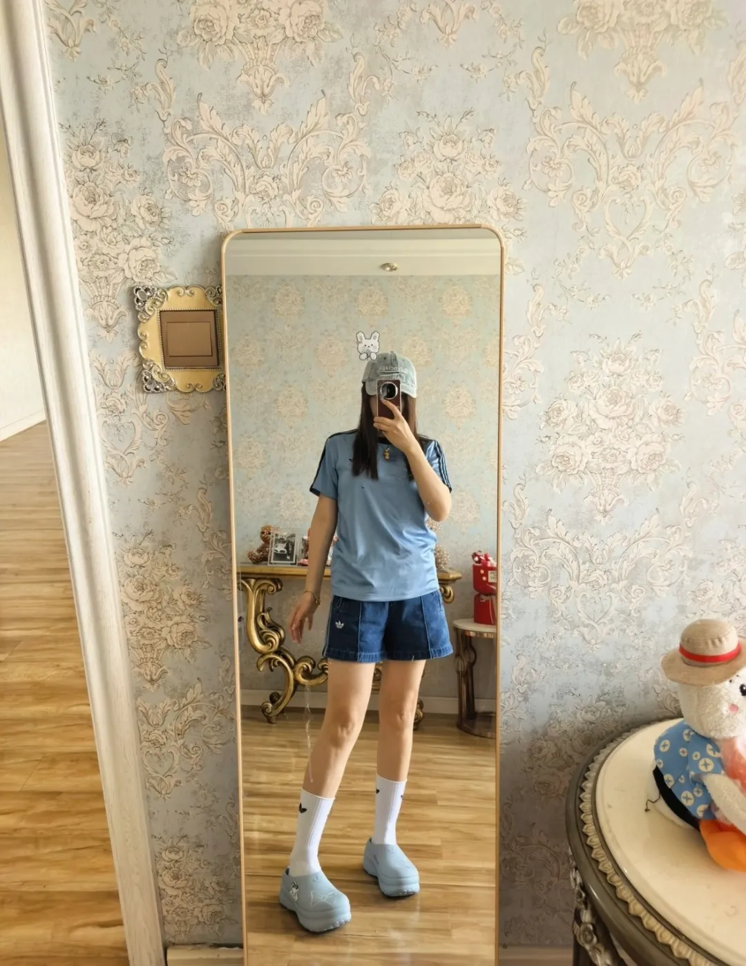 No watermark upper body rendering 𝟬𝟱𝟰𝟳#Exclusive real shot/difference between various stolen pictures and online version on the market [𝗔𝗱𝗶𝗱𝗮𝘀Adidas Song Yuqi Same Style Clover American Trendy Denim Shorts] ✅Full set of 1:1 customized accessories ➕Customized three-label ➕𝗬𝘂𝗮𝗻 version hang tag ➕𝗹𝗼𝗴𝗼 packaging bag🔥 ➕Scan the tag to enter the official website. ✅Top Original version, ins Xiaohongshu Dewu Kuaishou and many bloggers wear it. ✅Washed denim + three-stripe design, the clover logo is super recognizable✨. Loose fit, comfortable to wear and Breathable, suitable for summer commuting, leisure, and sports! With Versatile attributes, it can be worn casually and easily switch between street or vacation styles. It is a must-have item in your summer wardrobe! Color: Blue Size: xs-x L